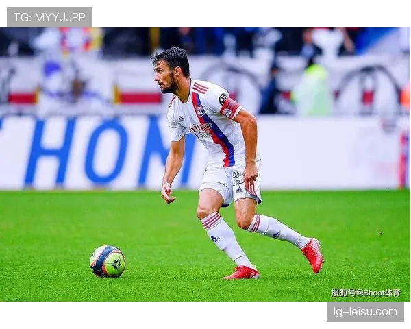 朗斯2-2斯特拉斯堡，客队两次通过定位球扳平比分